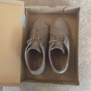 Toms wedge booties in tan